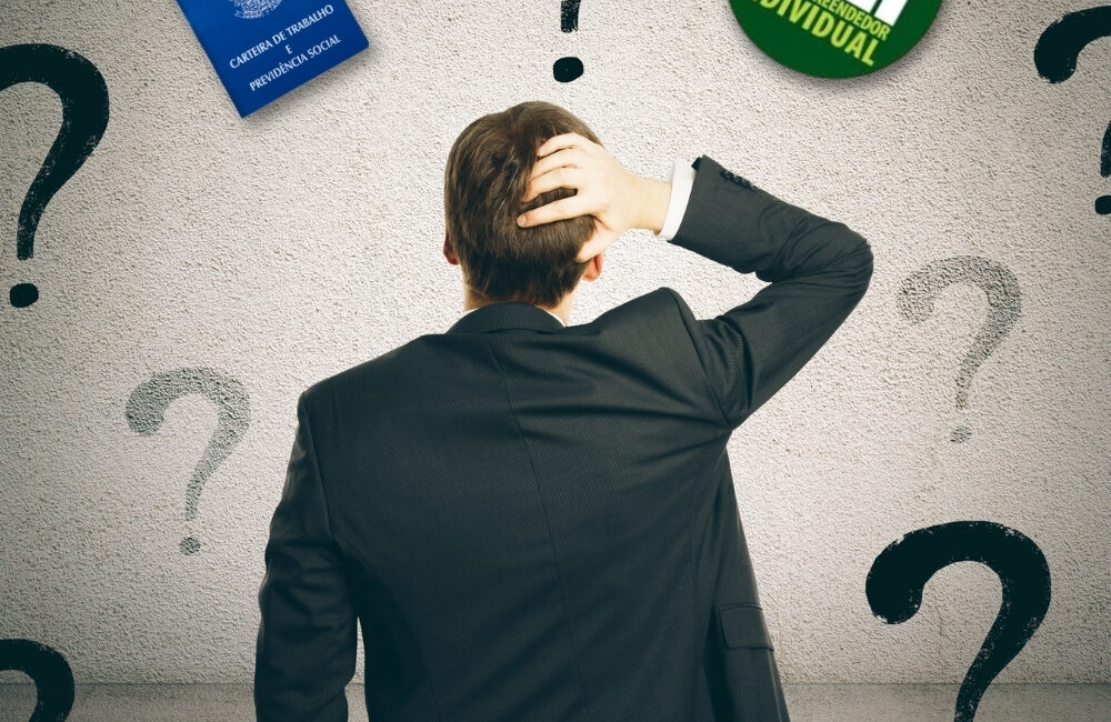pessoa de costas, coçando a cabeça entre interrogações e com muitas dúvidas, olhando para carteira de trabalho e um logotipo do MEI